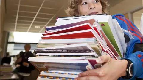 Los niños vuelven a cargarse de libros para la vuelta al cole Los niños vuelven a cargarse de libros para la vuelta al cole.
