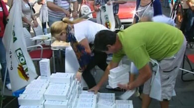Los ganaderos de Castilla y León reclaman un aumento de precios repartiendo leche