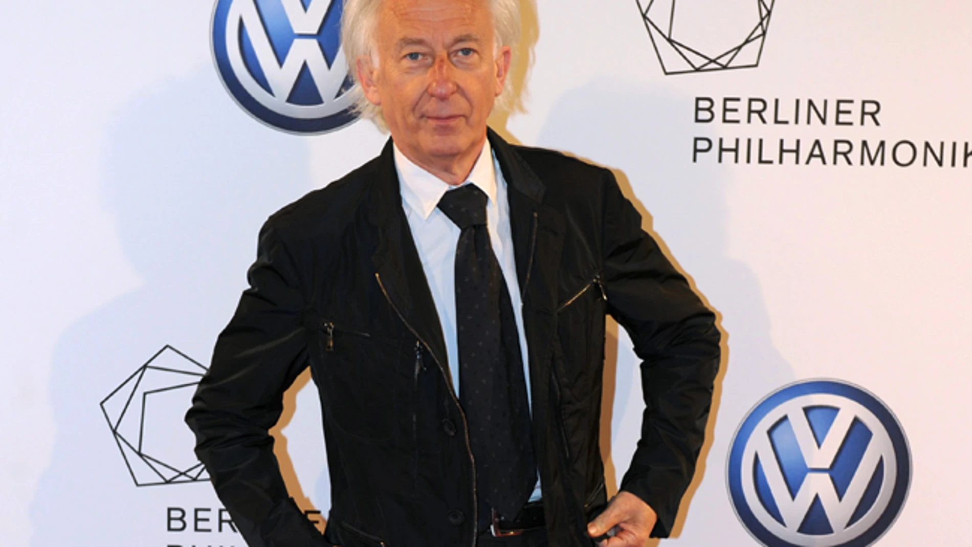 Albert Boadella posando en un acto público. Albert Boadella posando en un acto público.