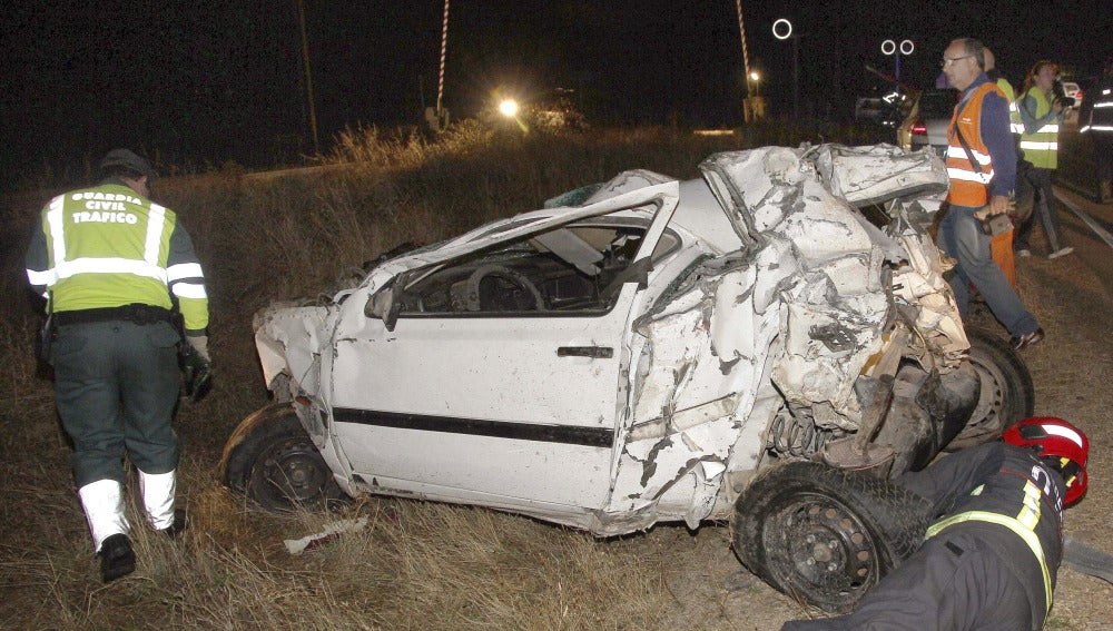 Un coche es arrollado por un tren en la provincia de Palencia