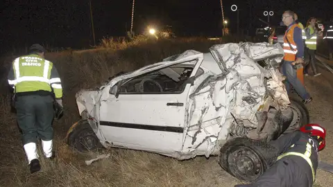 Un coche es arrollado por un tren en la provincia de Palencia Un coche es arrollado por un tren en la provincia de Palencia