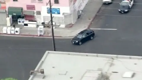 Ladrones de un banco tiran su botín durante su huida al ser perseguidos por la policía Ladrones de un banco tiran su botín durante su huida al ser perseguidos por la policía