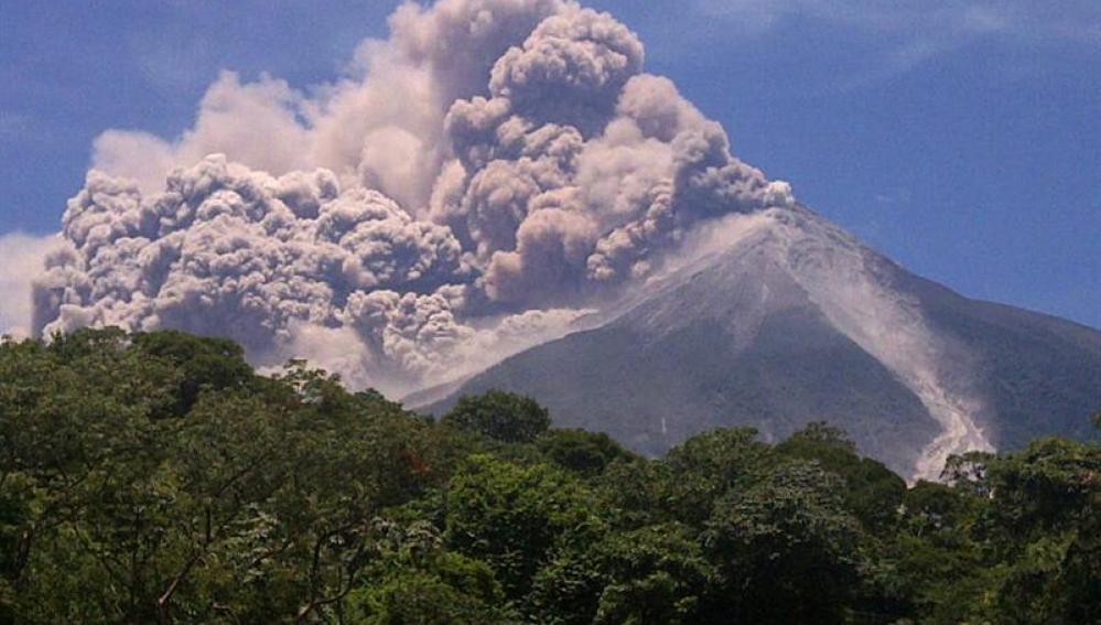 Volcán Fuego en erupción
