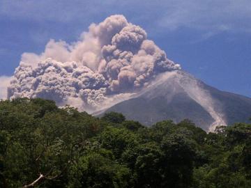 Volcán Fuego en erupción