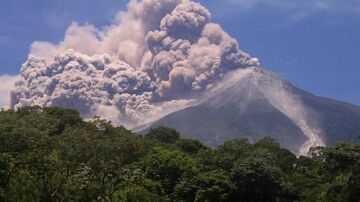 Volcán Fuego en erupción