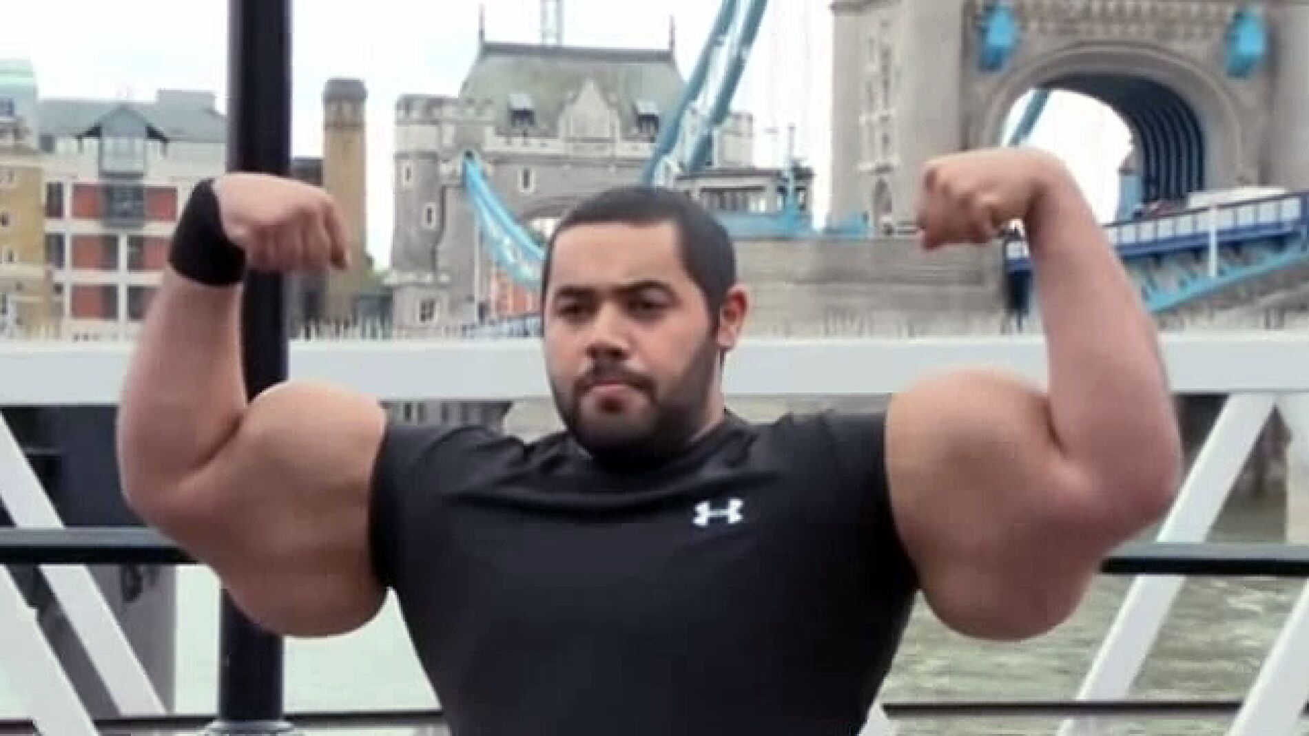 El hombre con los bíceps más grandes del mundo