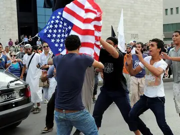 Manifestantes protestan frente a la embajada de EE.UU Manifestantes protestan frente a la embajada de EE.UU