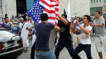 Manifestantes protestan frente a la embajada de EE.UU 