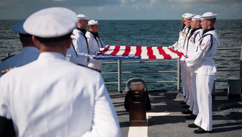 Esparcen las cenizas del astronauta Neil Armstrong en el océano Atlántico