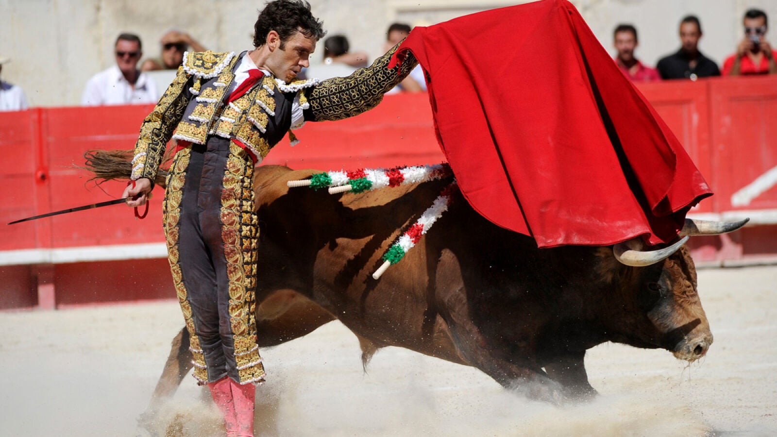 José Tomás hace historia en Nimes cortando once orejas y un rabo e indultando un toro