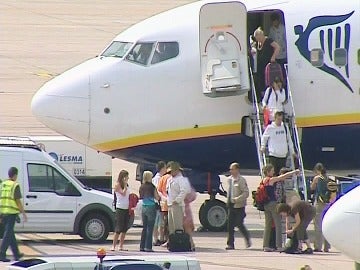 Pasajeros de Ryanair abandonan un avión de la compañía