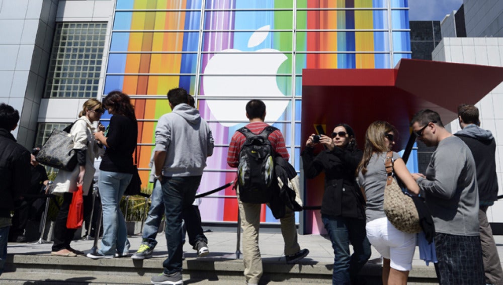 Esperas frente a un edificio de Apple