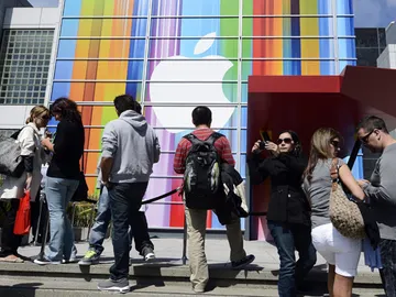 Esperas frente a un edificio de Apple Esperas frente a un edificio de Apple