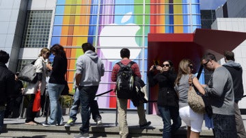 Esperas frente a un edificio de Apple