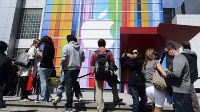 ¿Quiénes son los que hacen cola para comprar el iPhone 5?