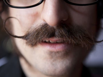 Un hombre con bigote