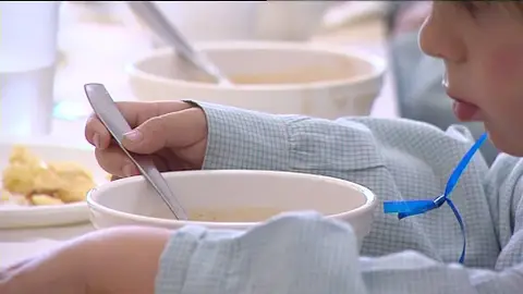 Niño en un comedor escolar Niño en un comedor escolar