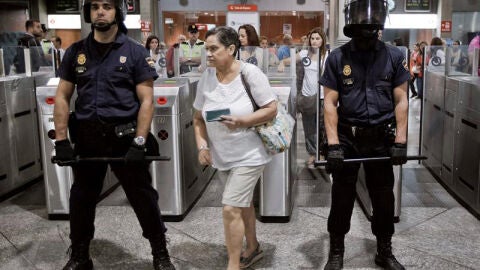 Dos polic&iacute;as en la entrada de Cercan&iacute;as