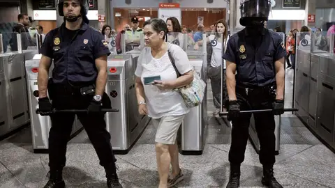 Dos policías en la entrada de Cercanías Dos policías en la entrada de Cercanías