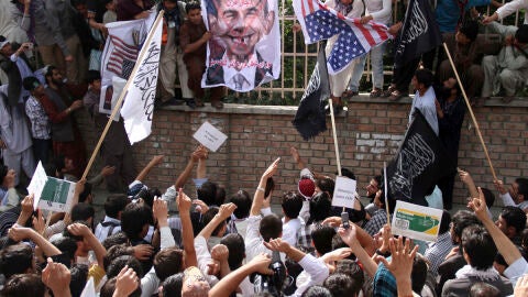 La polic&iacute;a afirma que decenas de agentes fueron heridos en las protestas