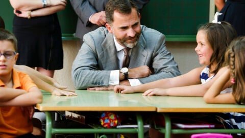  El pr&iacute;ncipe Felipe conversa con algunos ni&ntilde;os del colegio p&uacute;blico 'Tom&aacute;s Romojaro' 