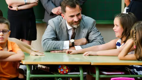 El príncipe Felipe conversa con algunos niños del colegio público 'Tomás Romojaro' El príncipe Felipe conversa con algunos niños del colegio público 'Tomás Romojaro'