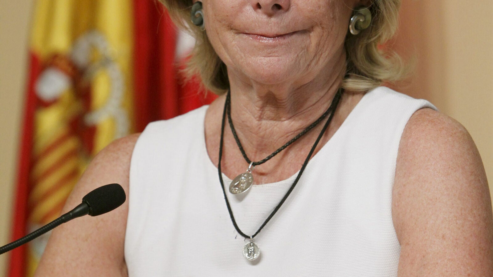 Esperanza Aguirre entrega su carta de dimisión a la Asamblea de Madrid