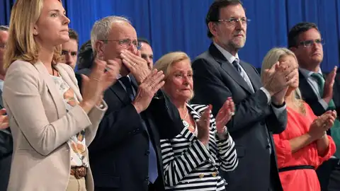 Rajoy junto a los padres y la hermana de Miguel Ángel Blanco Rajoy junto a los padres y la hermana de Miguel Ángel Blanco