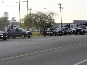 Policías frente a la prisión de Piedras Negras