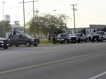 Policías frente a la prisión de Piedras Negras Policías frente a la prisión de Piedras Negras
