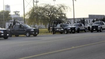 Policías frente a la prisión de Piedras Negras