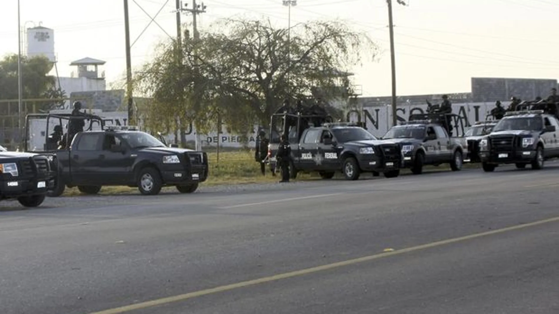 Policías frente a la prisión de Piedras Negras Policías frente a la prisión de Piedras Negras