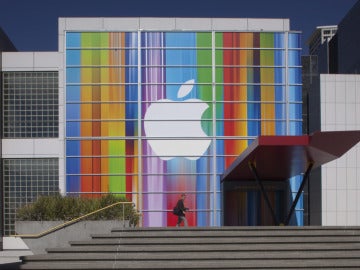 Vista de una fachada en San Francisco con el logo de Apple