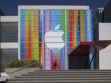 Vista de una fachada en San Francisco con el logo de Apple Vista de una fachada en San Francisco con el logo de Apple