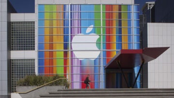 Vista de una fachada en San Francisco con el logo de Apple