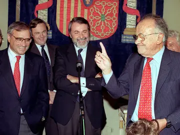 Santiago Carrillo sostiene la peluca con la que entró clandestinamente en España Santiago Carrillo sostiene la peluca con la que entró clandestinamente en España