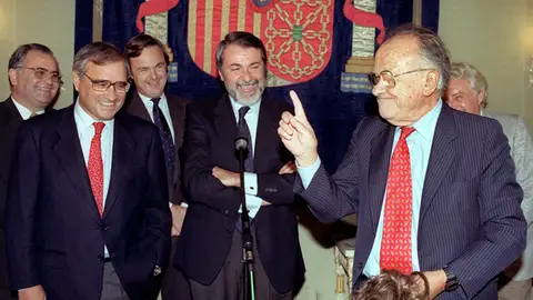 Santiago Carrillo sostiene la peluca con la que entró clandestinamente en España Santiago Carrillo sostiene la peluca con la que entró clandestinamente en España