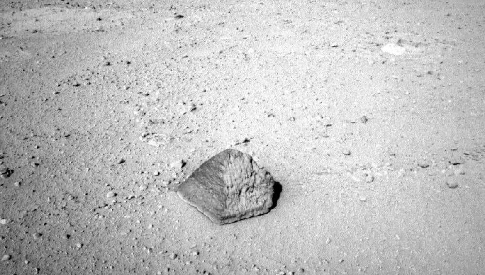 Piedra con forma de pirámide en Marte