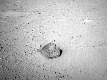 Piedra con forma de pirámide en Marte