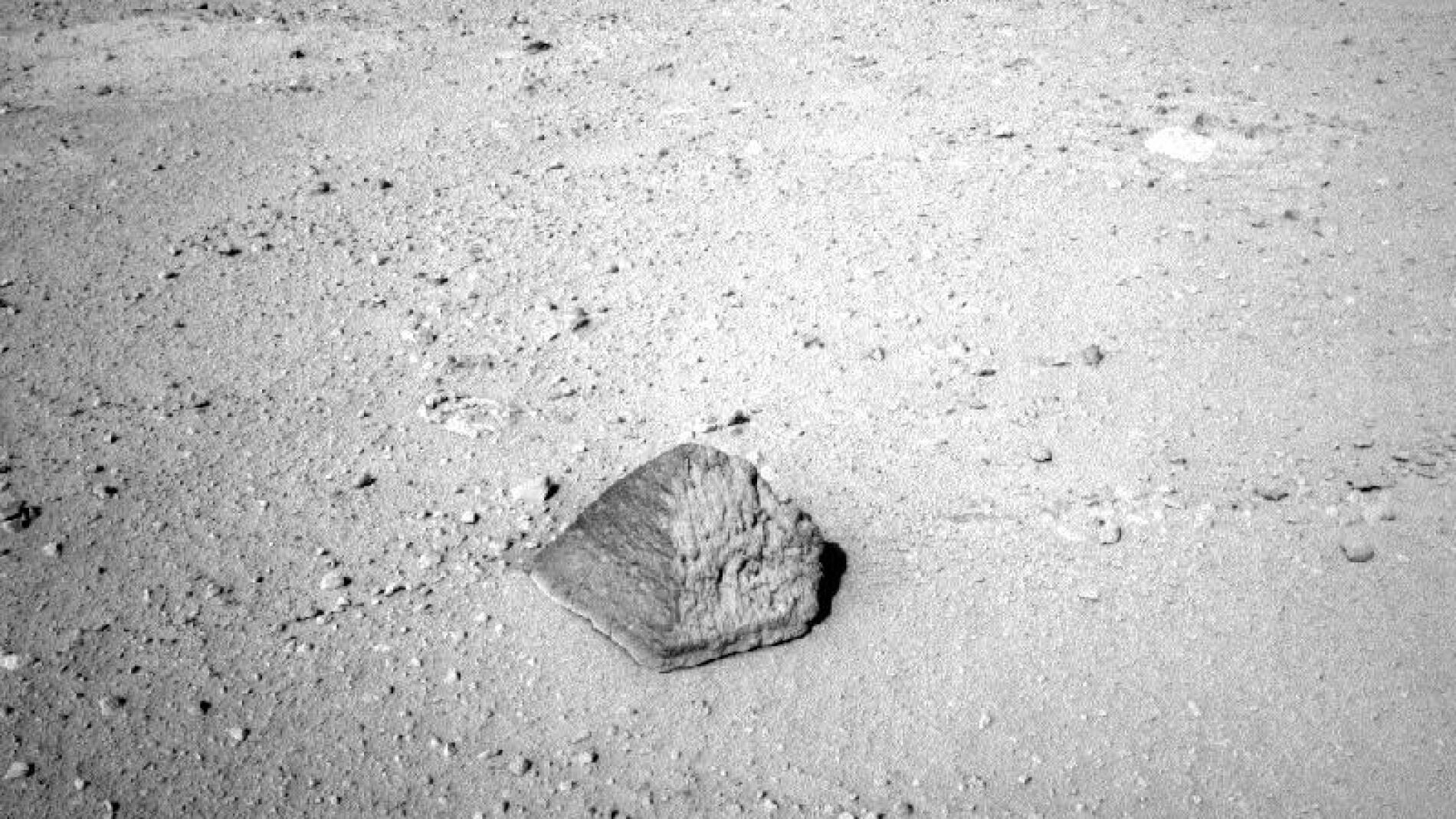 Piedra con forma de pir&aacute;mide en Marte