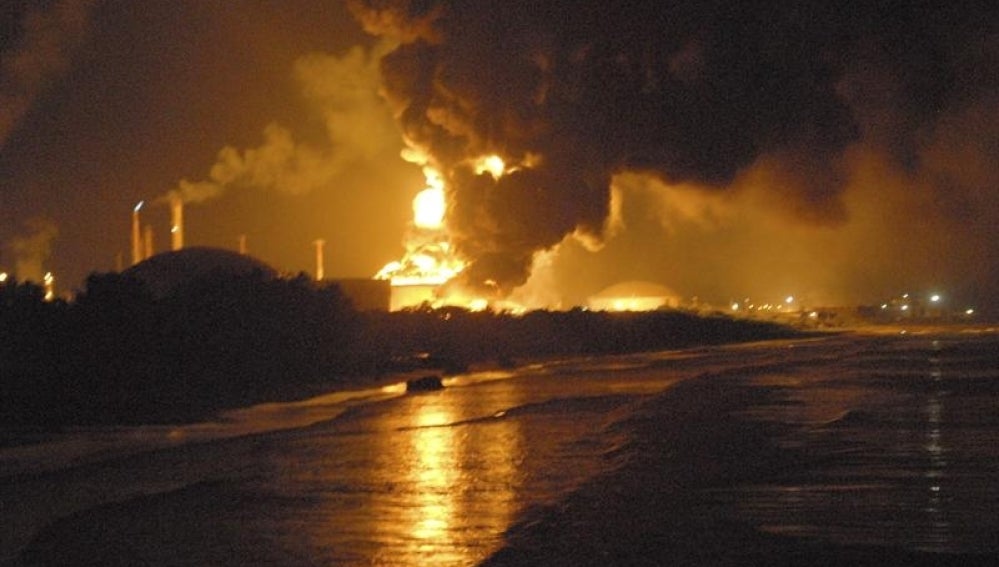 Controlado el incendio a causa de un rayo en una refinería venezolana