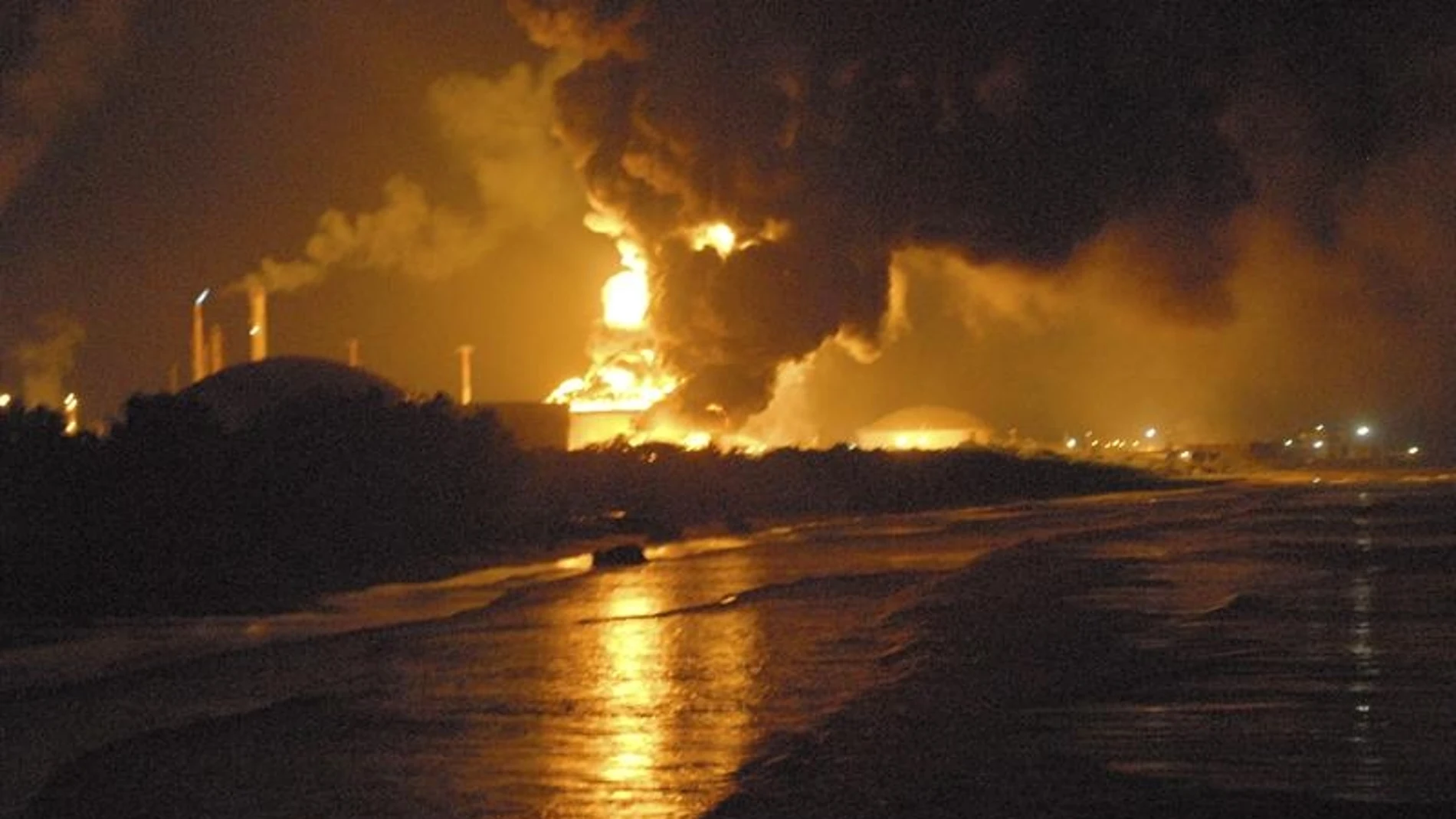 Controlado el incendio a causa de un rayo en una refinería venezolana Controlado el incendio a causa de un rayo en una refinería venezolana