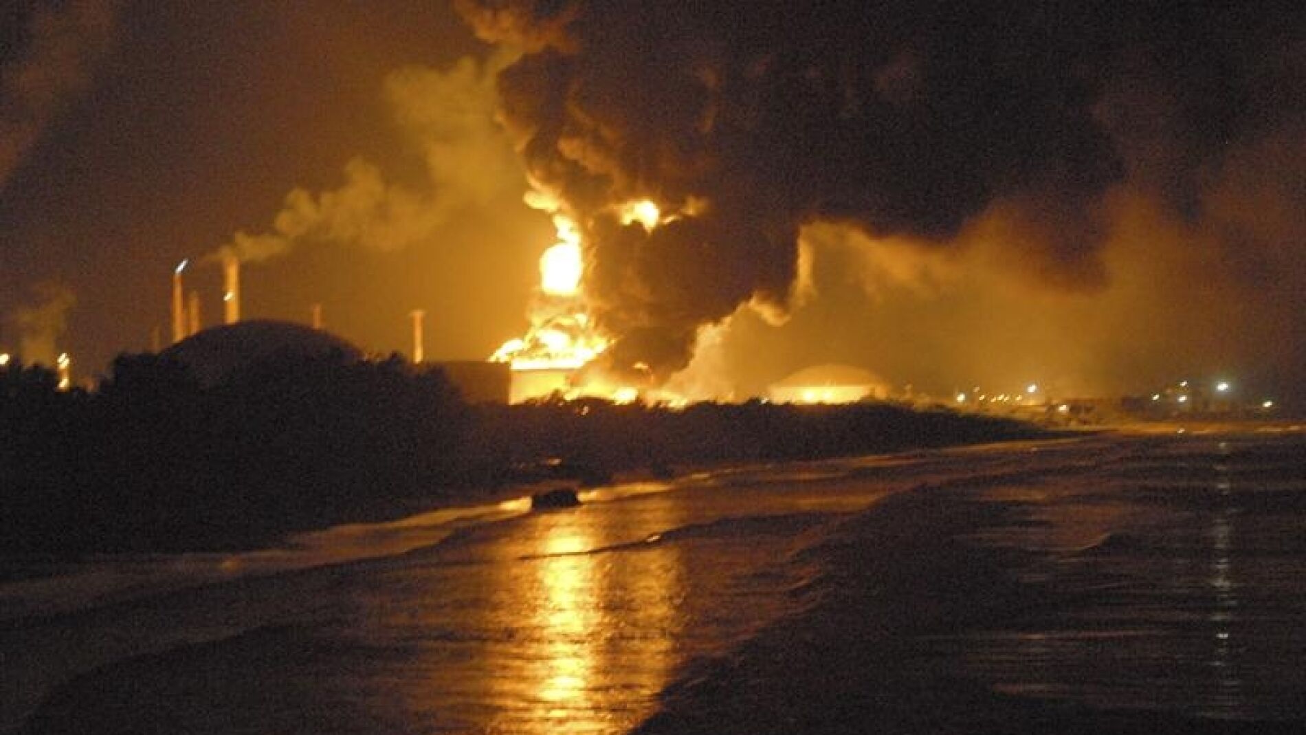 Controlado el incendio a causa de un rayo en una refiner&iacute;a venezolana