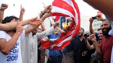 Manifestantes queman una bandera estadounidense en Túnez 