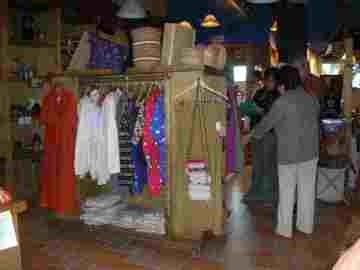 Interior de la tienda "Kidenda" de Cáritas