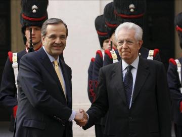 El primer ministro griego Antonis Samaras junto a Mario Monti