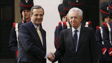 El primer ministro griego Antonis Samaras junto a Mario Monti