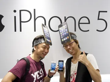 Dos japoneses compran su iPhone 5 el primer día de venta Dos japoneses compran su iPhone 5 el primer día de venta