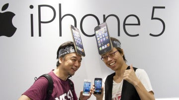 Dos japoneses compran su iPhone 5 el primer día de venta