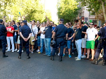 Funcionarios ante la sede del PP, en Madrid, frente a unos agentes de la Policía